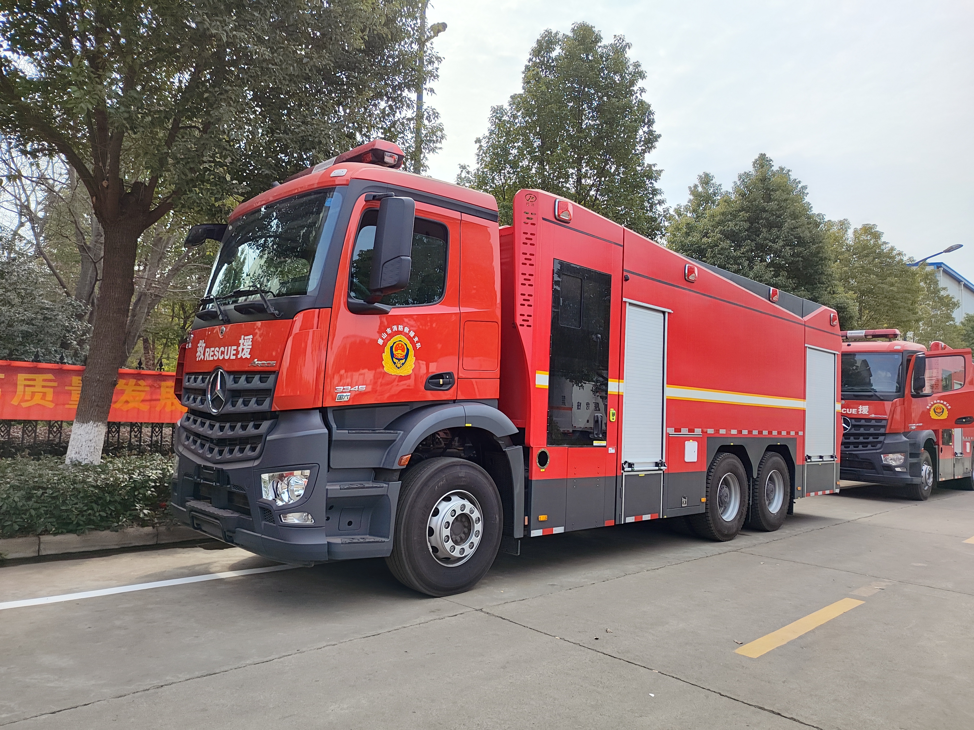 奔馳18噸泡沫消防車(chē)發(fā)車(chē)